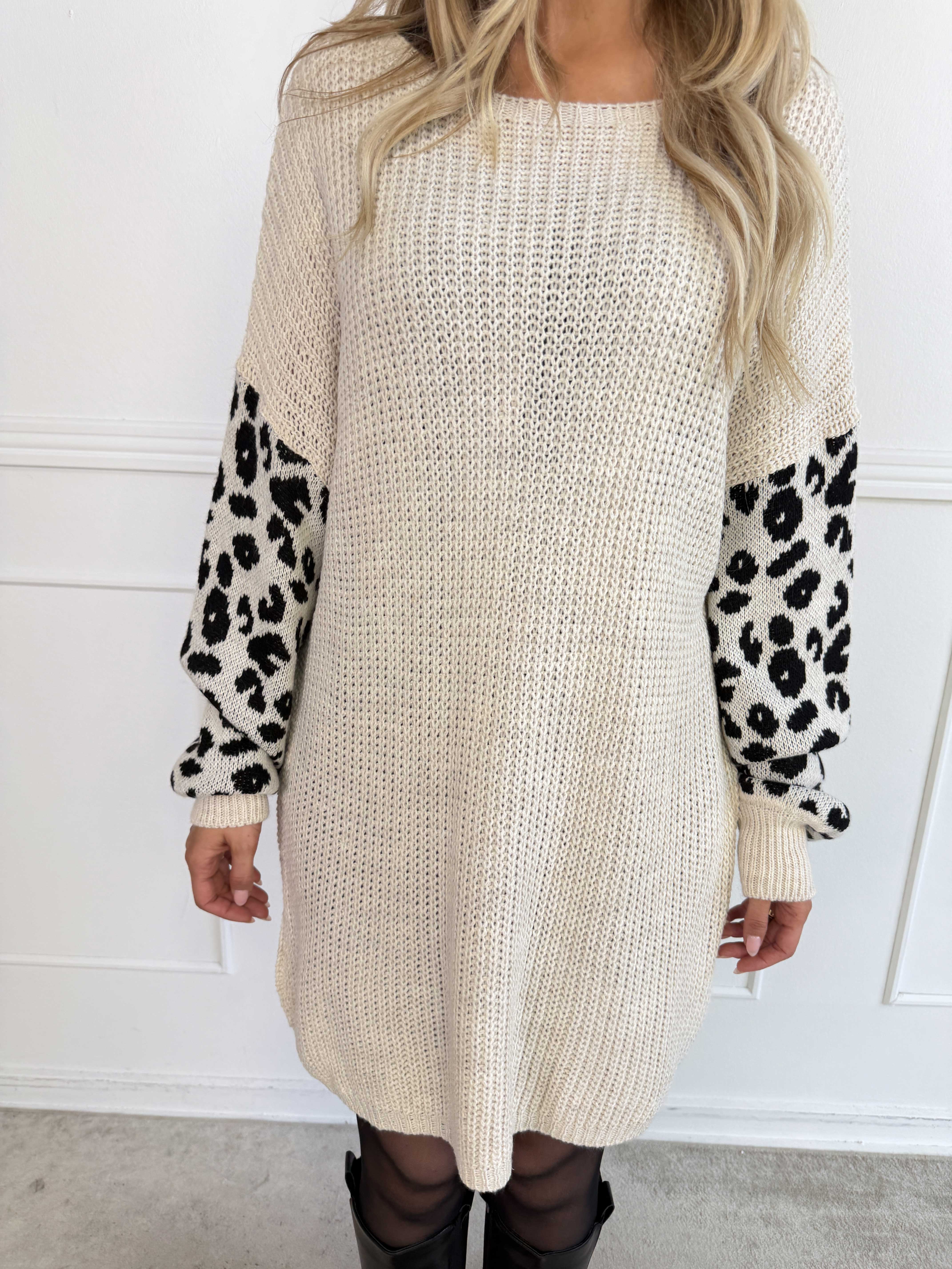 Alvas - Sød og feminin strik med fine ærmer i et trendy leopardprint